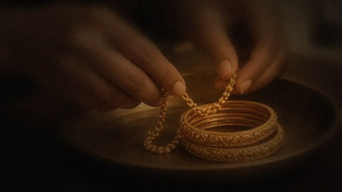 Sell broken gold — snapped chain and single earring on the Vyasarpadi scale